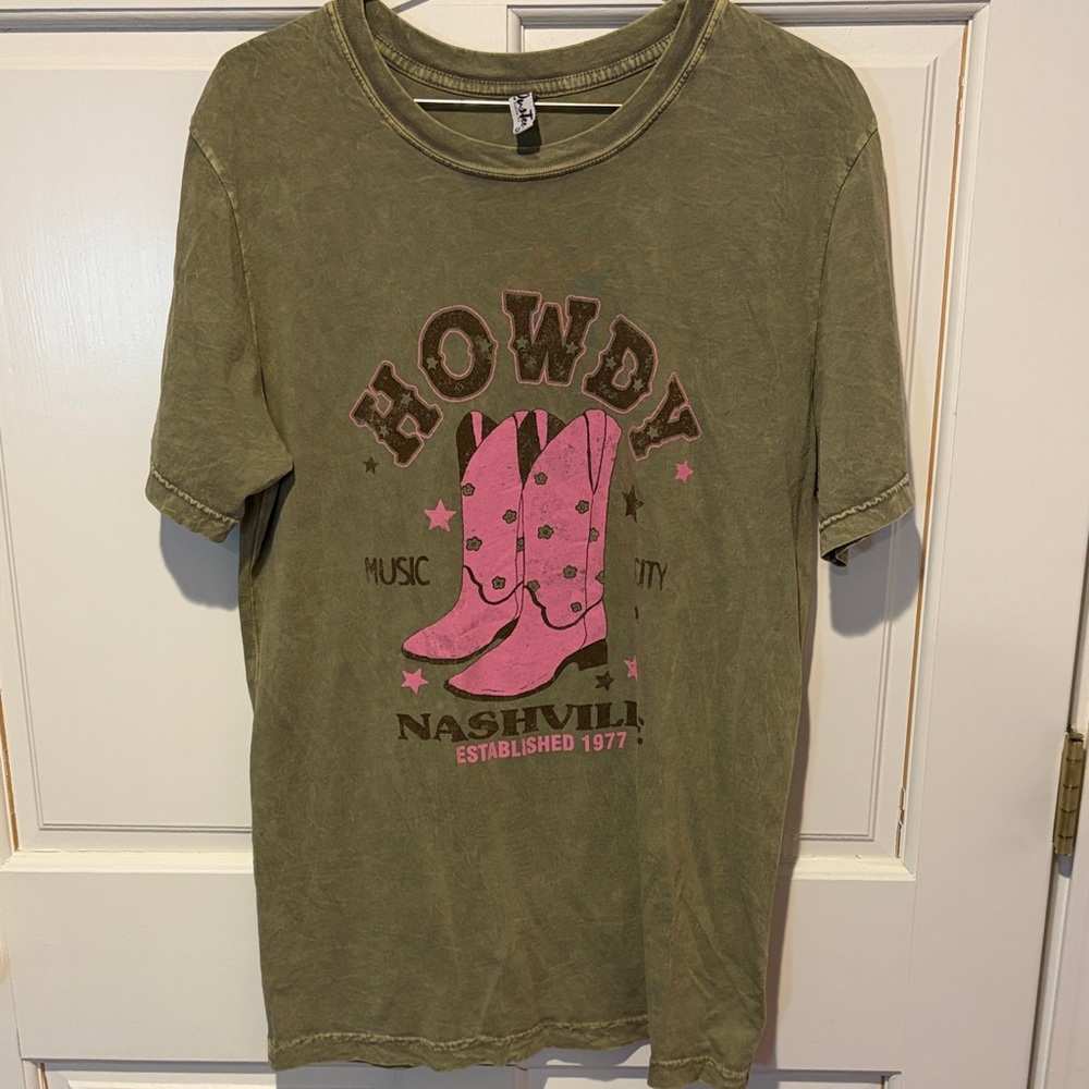Olive Green 'Howdy” Nashville music city long‎ short sleeve Tee